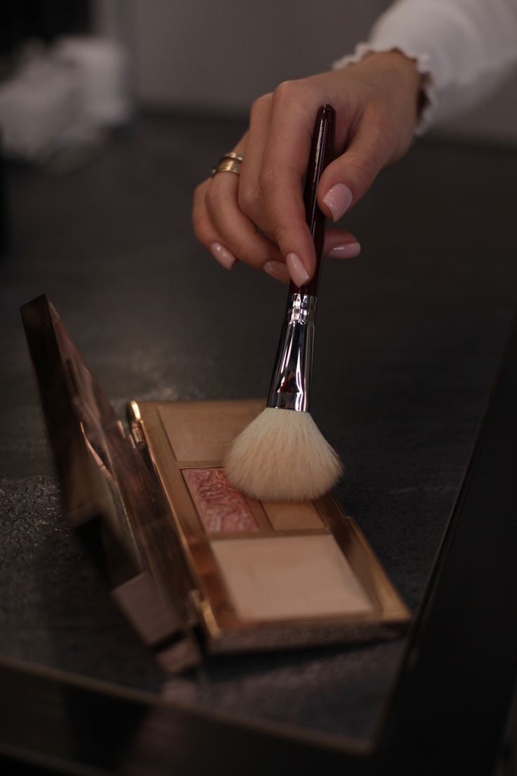 Applying powder with a make-up brush