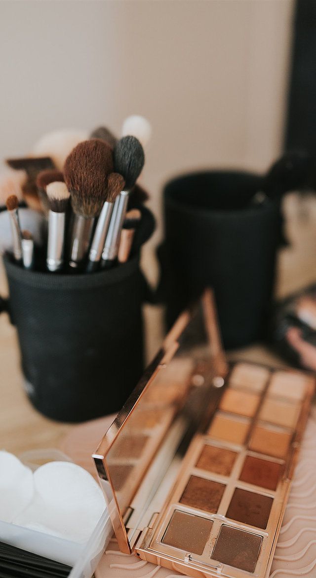 Professional brush set and eyeshadow palette